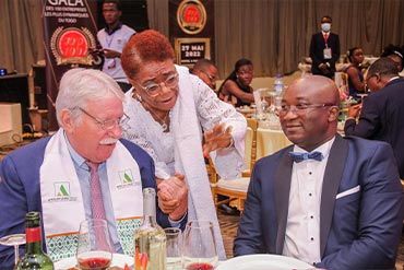Administrateur AFRICAN LEASE à table